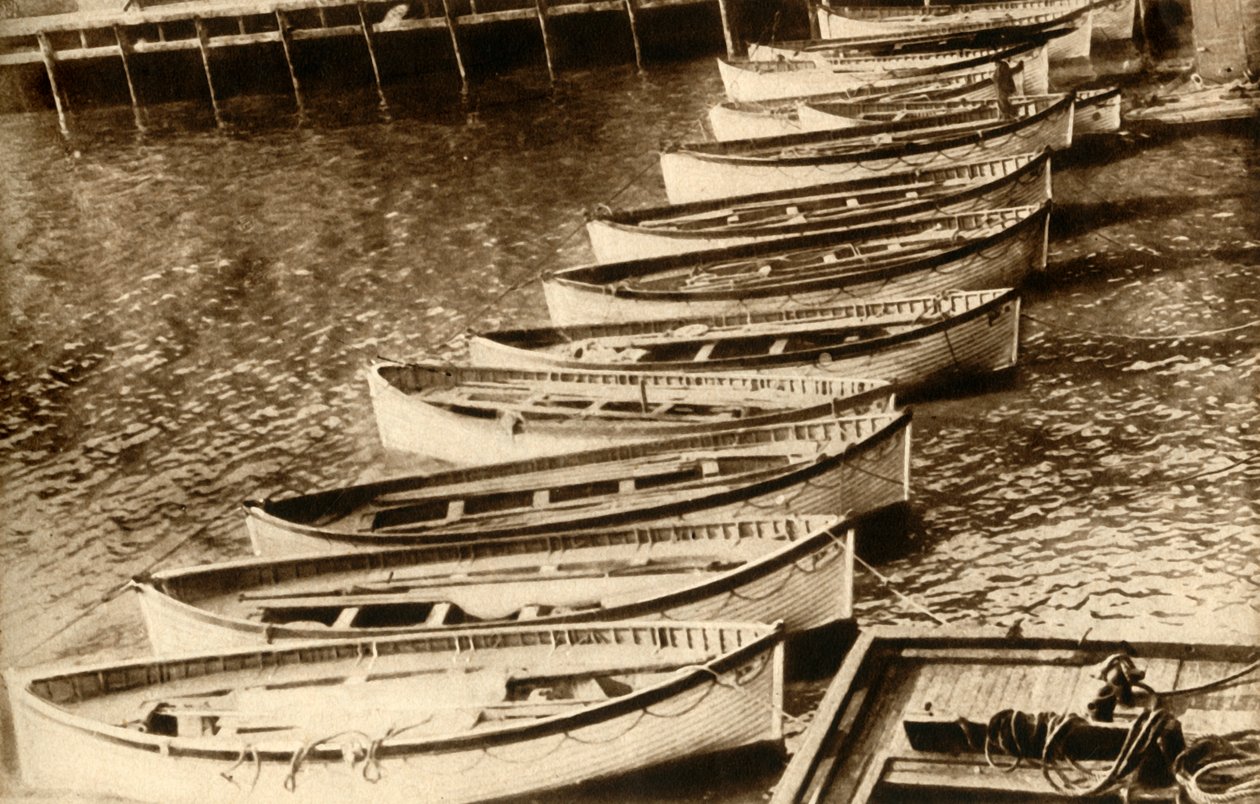 Stille Getuigenis van Tragedie: Alles Wat Overbleef van het Grootste Schip ter Wereld, 1912, 1933 door Unbekannt