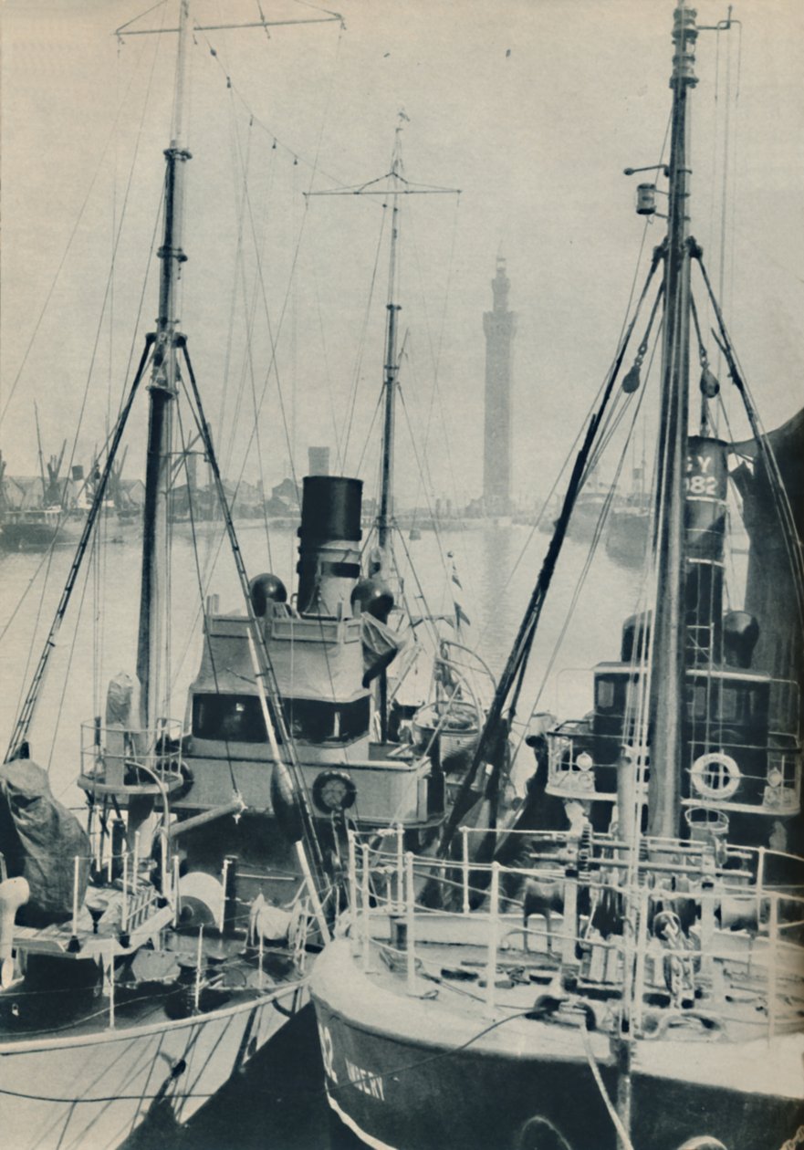 Marine Trawler, HMS Liffy naast een Grimsby vissersvaartuig in Grimsby Docks, 1937 door Unbekannt