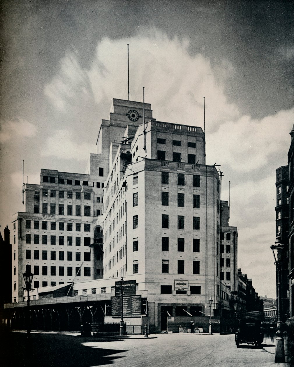 Bijna voltooid: De nieuwe kantoren van de Ondergrondse Spoorweg, 1929 door Unbekannt