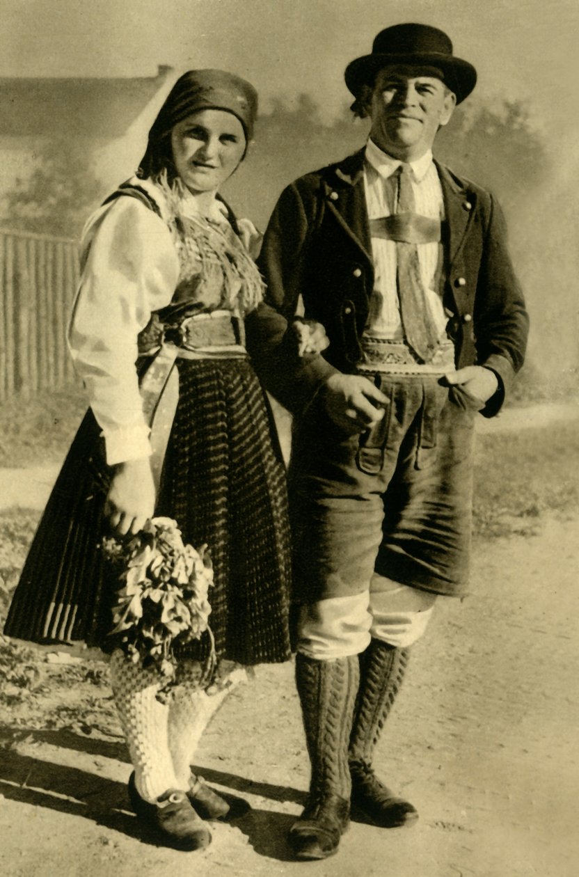 Pasgetrouwden in traditionele klederdracht, Karinthië, Oostenrijk, ca. 1935 door Unbekannt