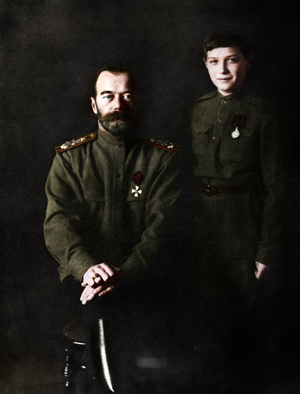 Nicholas II, Tsaar van Rusland en zijn zoon, Alexei, in militair uniform, 1915 door Unbekannt