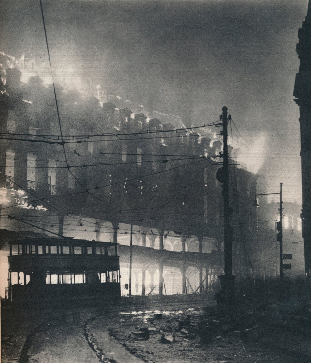 Negen uur bombardement. Toen het de beurt van Sheffield was, was het hartje winter door Unbekannt