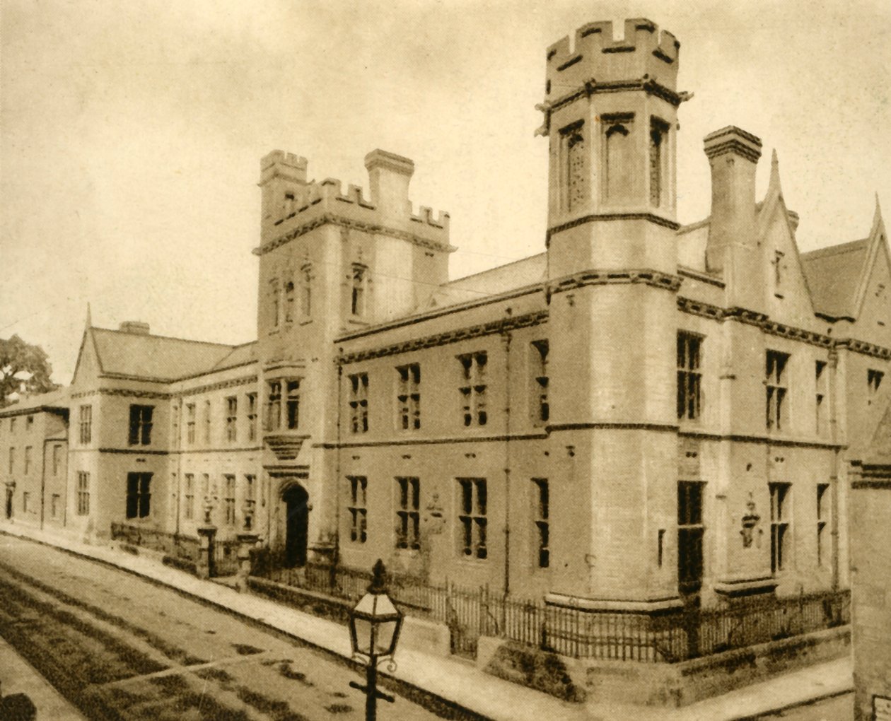 Nr. 64. Oundle School, Northants door Unbekannt