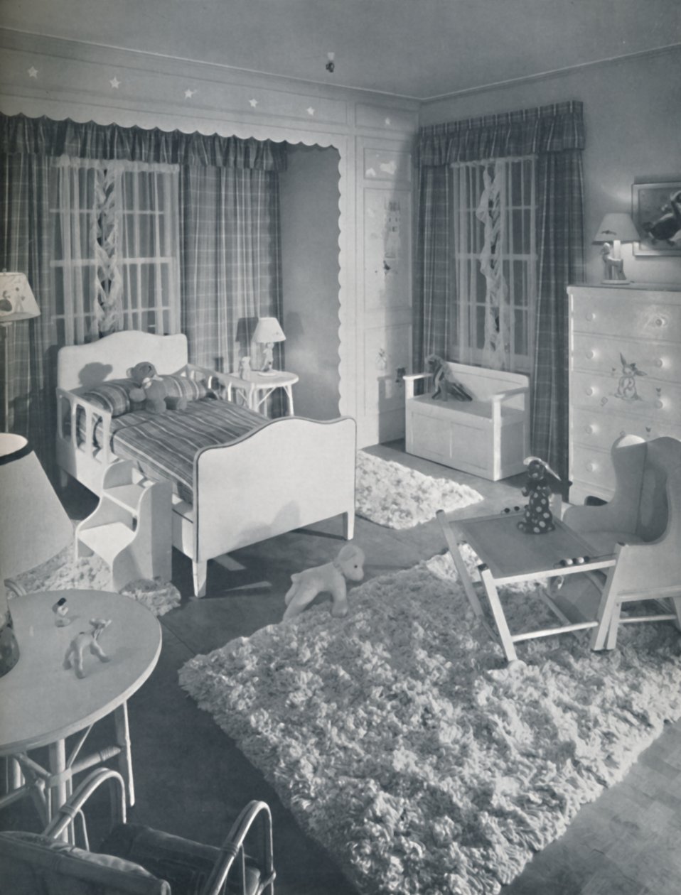 Kinderkamer door W. & J. Sloane, met crèmekleurige meubels en ruige witte tapijten op een blauw geschilderde vloer door Unbekannt