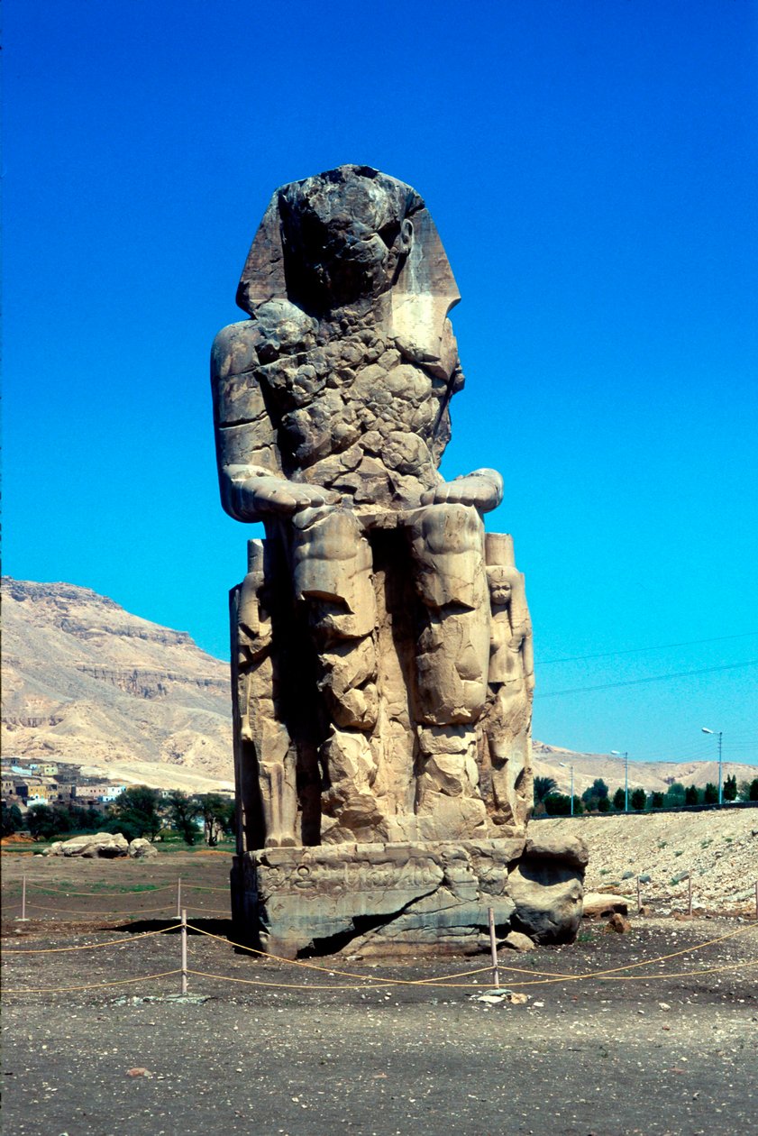 Een van de Kolossen van Memnon, nabij de Vallei der Koningen, Egypte, 14e eeuw v.Chr. door Unbekannt