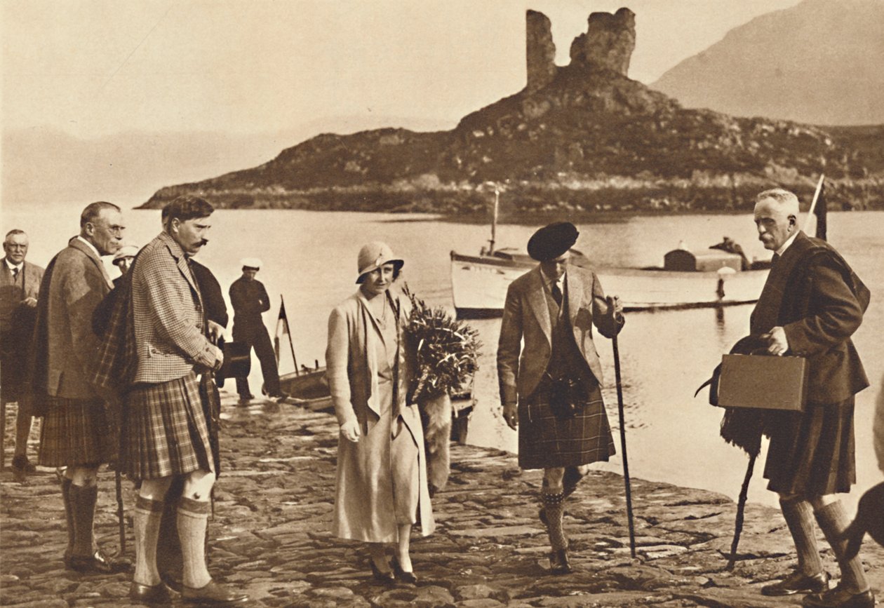 Over de Zee naar Skye - landing in Skye vanaf het jacht Golden Hind, 1933 1937 door Unbekannt