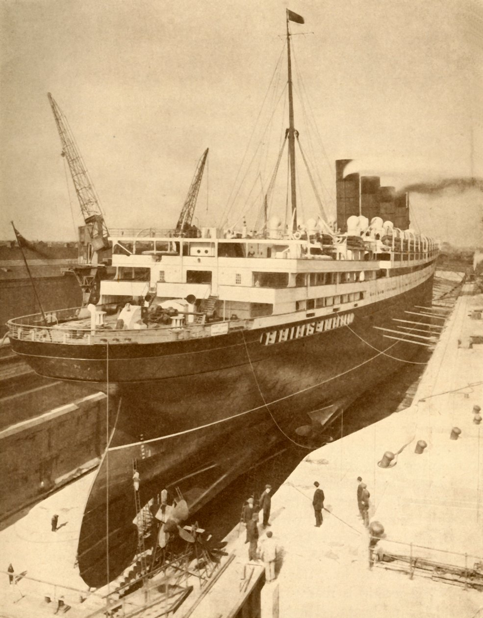 Revisie van een grote lijnboot in een droogdok in Liverpool, ca. 1930 door Unbekannt