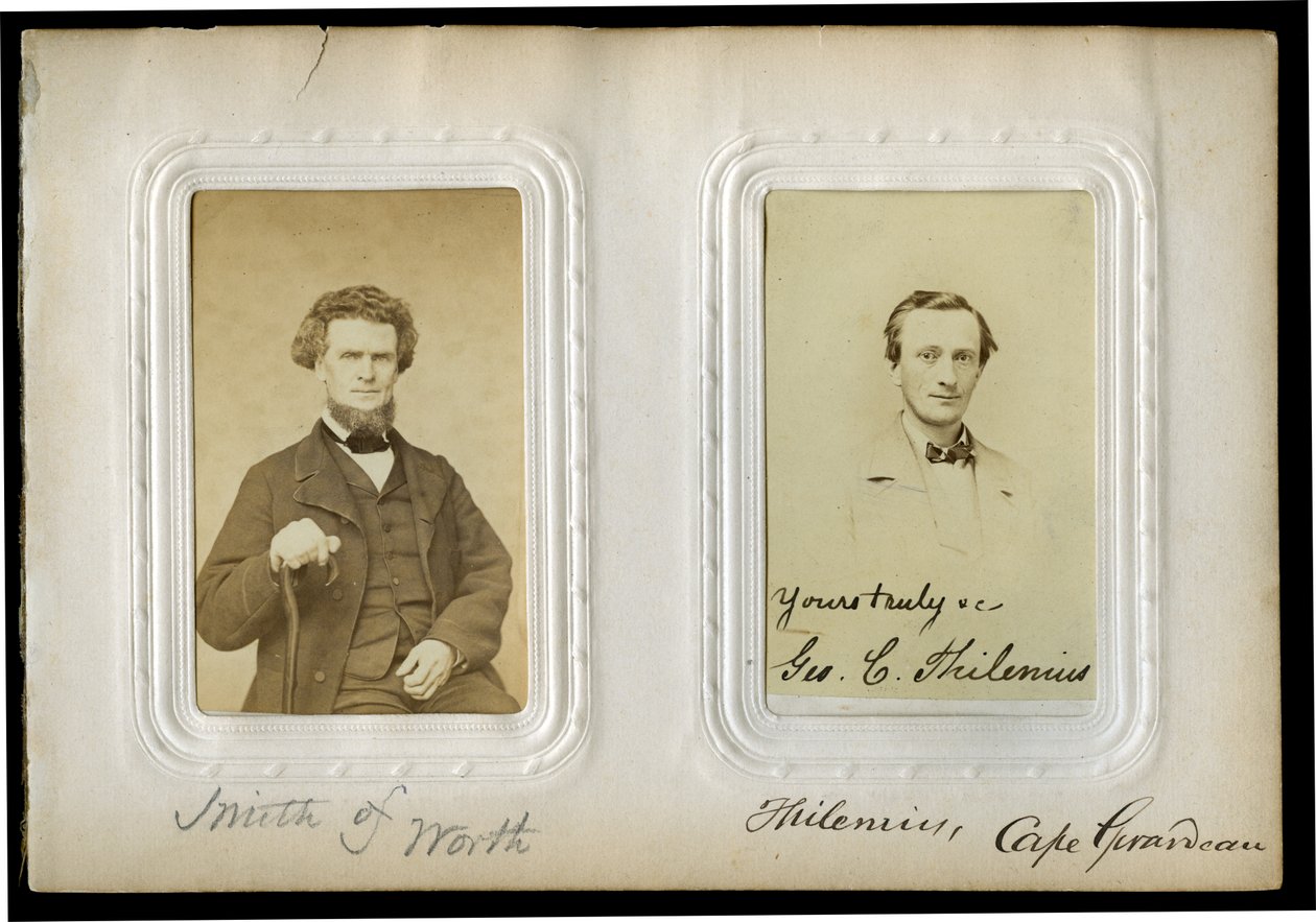 Pagina vijftien van het album met een halflang portret van Eli Smith (links) en een busteportret van George C. Thilenius (rechts). Smith van Worth en Thilenius, Cape Girardeau (geschreven op albumpagina). Smith was een afgevaardigde uit Worth County (12e s door Unbekannt