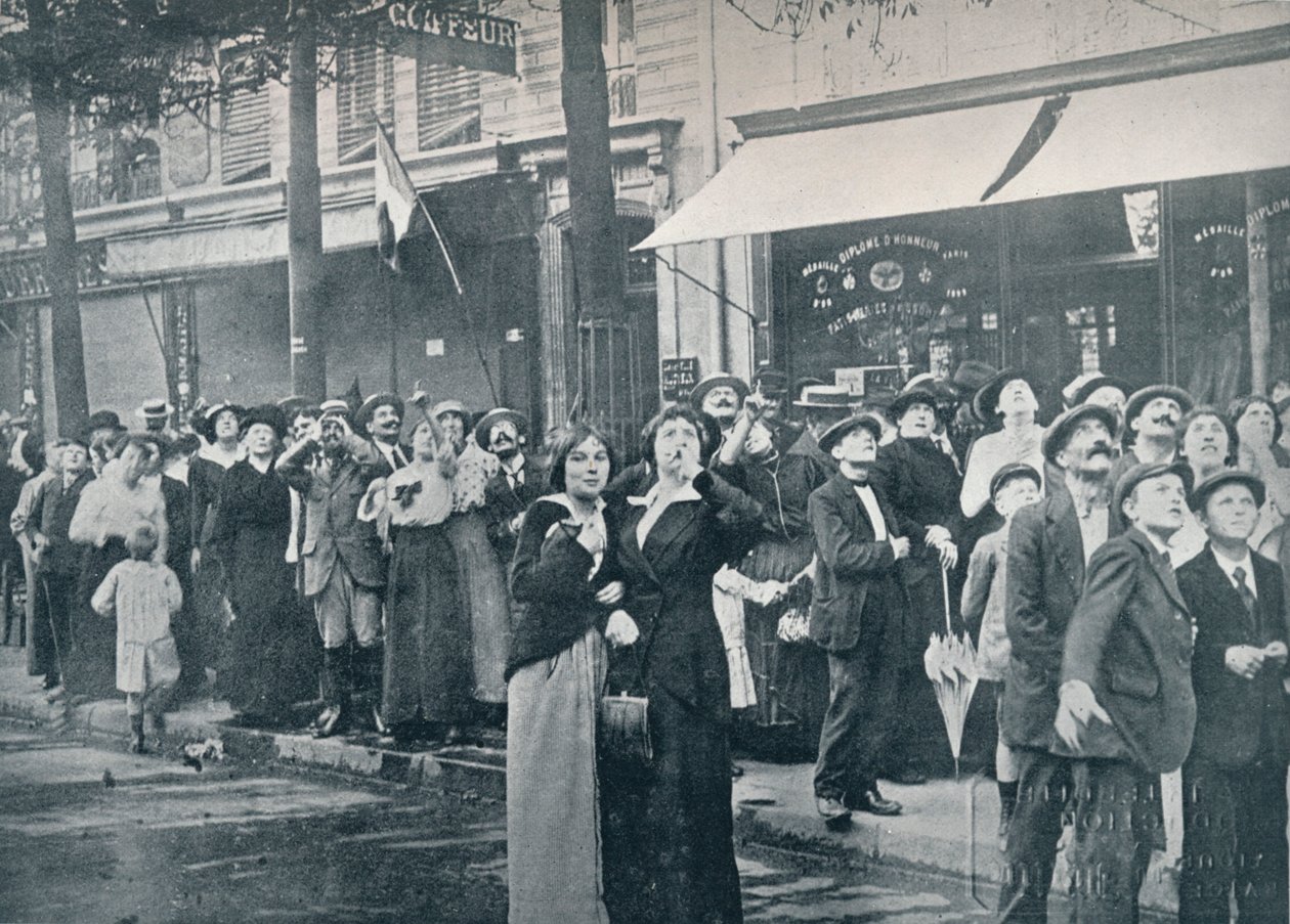Parijse menigte kijkt naar een van de Duitse vliegtuigen die over de stad vliegen, ca. 1914 door Unbekannt