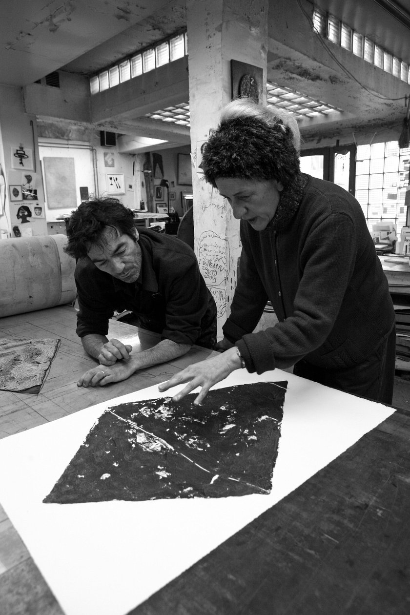 Pascal Gauvard, medeoprichter van Pasnic graveerwerkplaats, Annie-Paule Thorel, Franse schilder. Analyse van een afdruk. Pasnic graveerwerkplaats in Parijs in 2009 door Unbekannt