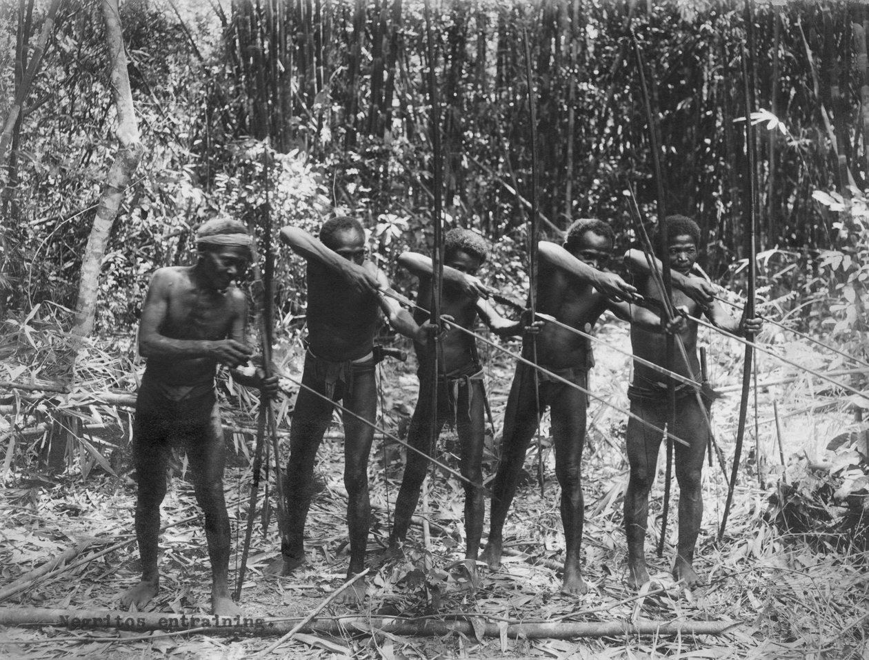 Filipijnen: ca. 1890 Mannelijke Leden van de Negrito Stam tonen hun Jachtvaardigheden (zw/w foto) door Unbekannt