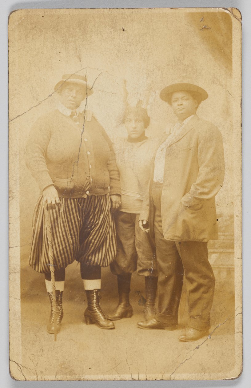 Fotografische ansichtkaart van drie niet-geïdentificeerde vrouwen, 1904-1918 door Unbekannt