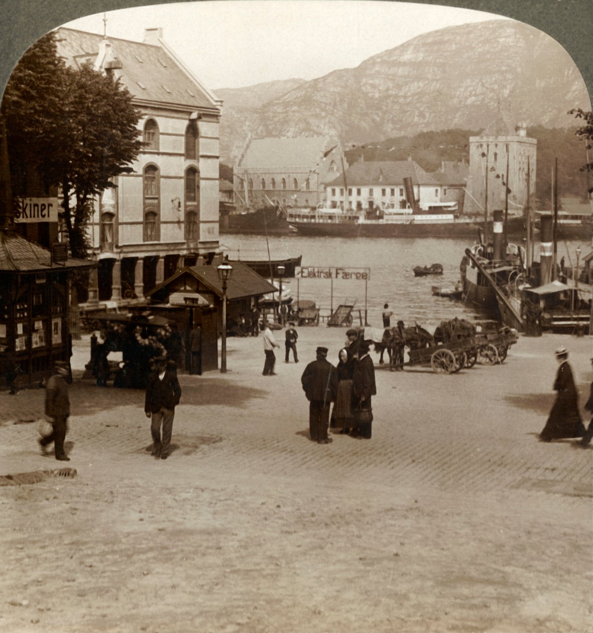 Schilderachtig oud fort Bergenhus, vanaf een plein in de moderne stad, Bergen, Noorwegen, 1905 door Unbekannt