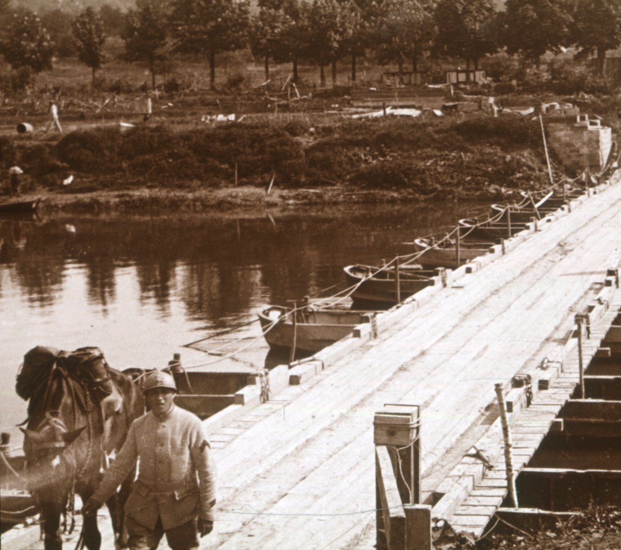 Pontonbrug over de rivier de Aisne bij Venizel, Aisne, Frankrijk, ca. 1914-1918 door Unbekannt