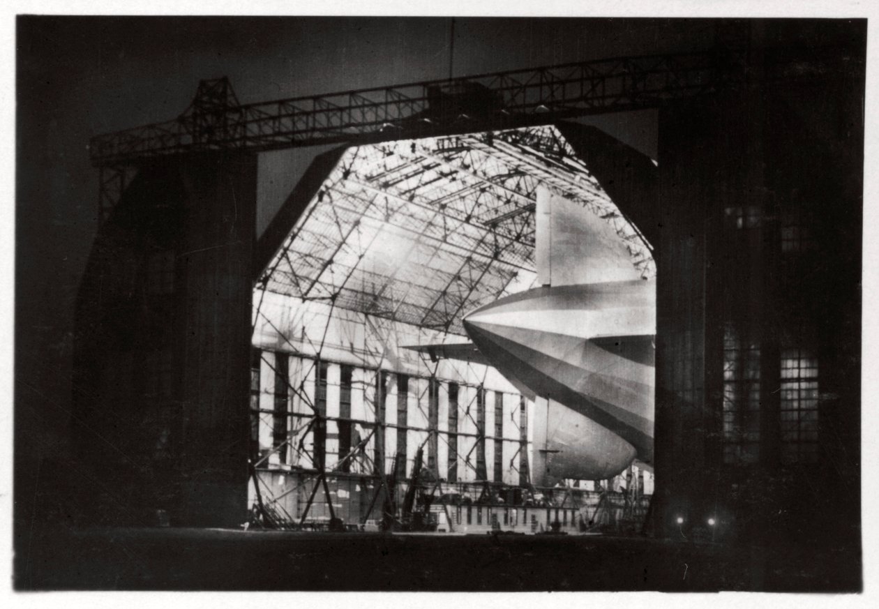 Voorbereidingen voor een nachtvlucht, Zeppelin LZ 127 Graf Zeppelin, 1933 door Unbekannt