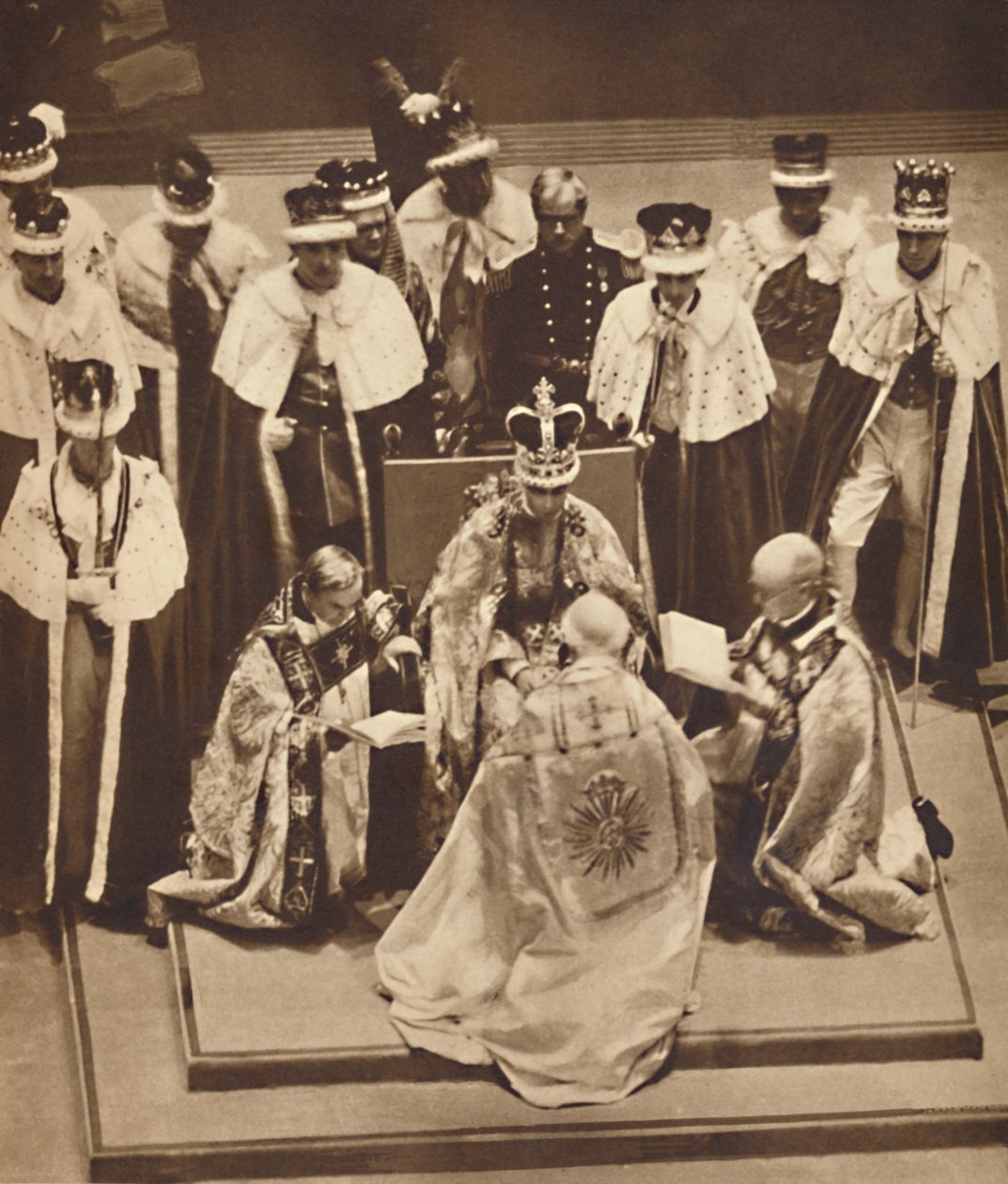 Primaat knielt bij de knieën van de koning, 12 mei 1937 door Unbekannt