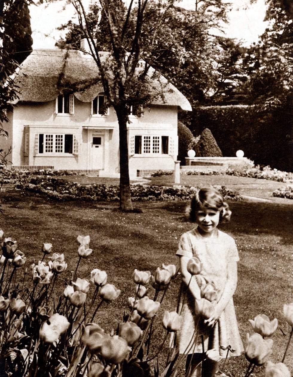 Prinses Elizabeth, toekomstige Koningin Elizabeth II van Groot-Brittannië, Windsor, 1930s door Unbekannt
