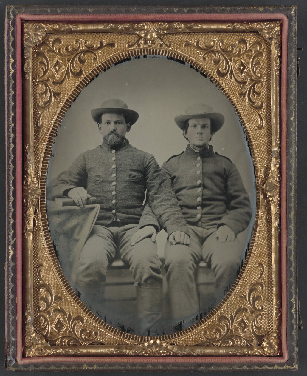 Soldaat Charles Chapman van Compagnie A, 10e Virginia Cavalerieregiment, links, en niet-geïdentificeerde soldaat door Unbekannt