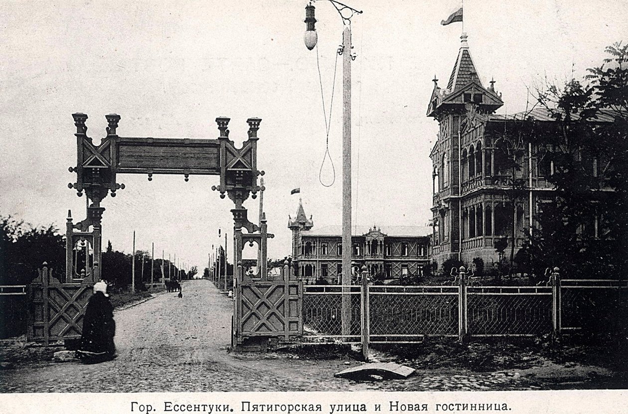 Pyatigorskstraat en een hotel, Yessentuki, Rusland, 1900s door Unbekannt