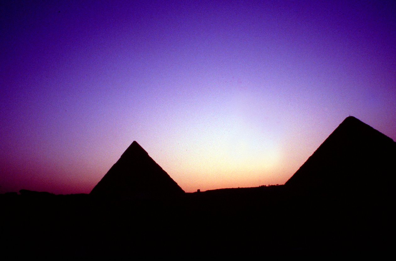 Piramides van Gizeh, Egypte, bij zonsondergang door Unbekannt