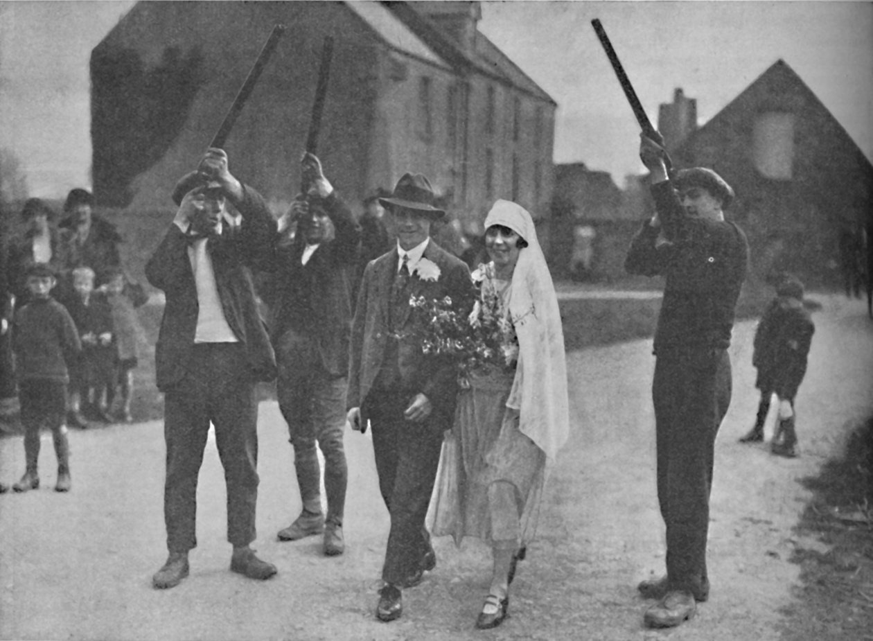 Eigenaardige Heidense Bijgeloof dat Nog Steeds Voortleeft op Holy Island, ca. 1935 door Unbekannt