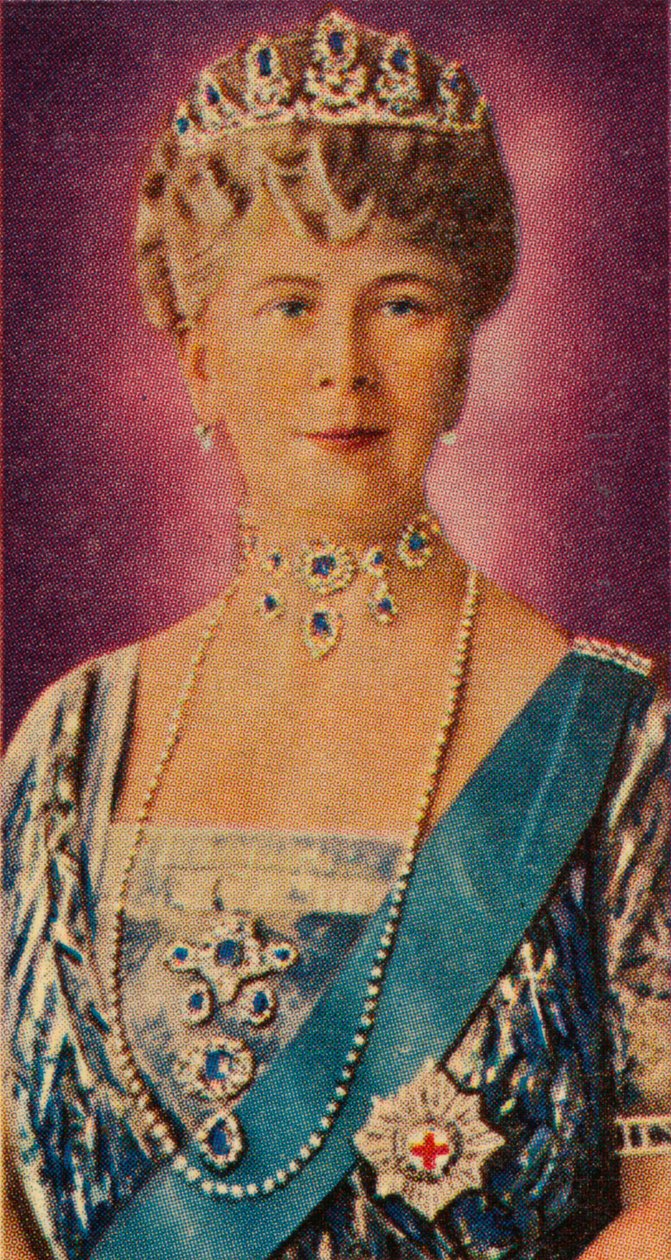 Koningin Mary, gemalin van Koning George V, in hofkleding, 1935 door Unbekannt
