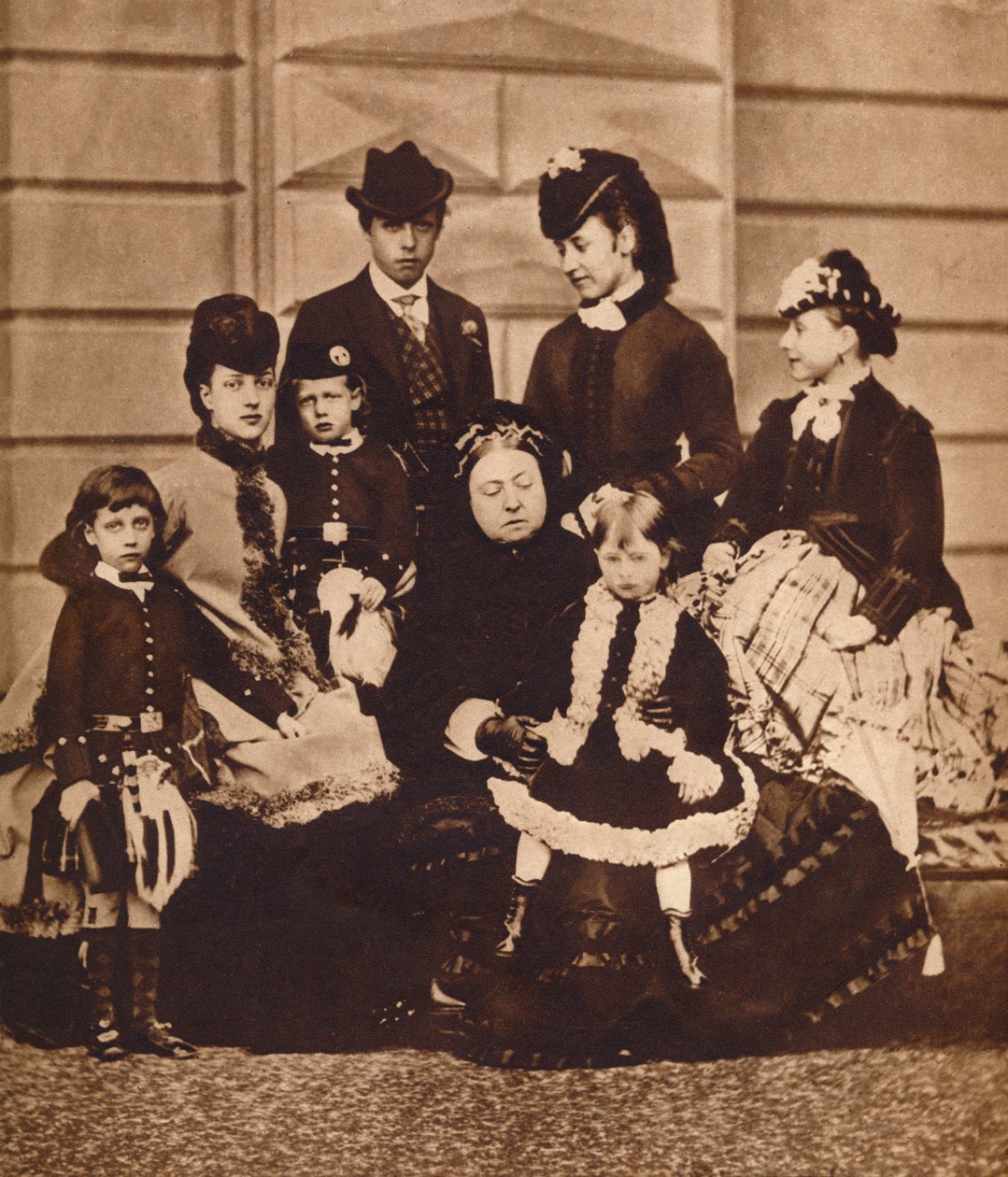 Koningin Victoria met haar schoondochter en kleinkinderen, ca. 1880 1935 door Unbekannt