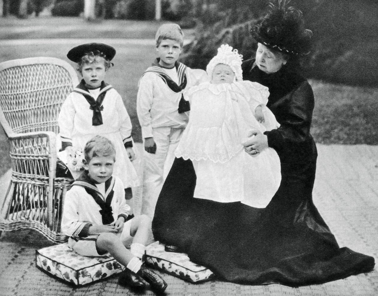 Koningin Victoria met haar achterkleinkinderen in Osborne House, Isle of Wight, 1900 door Unbekannt
