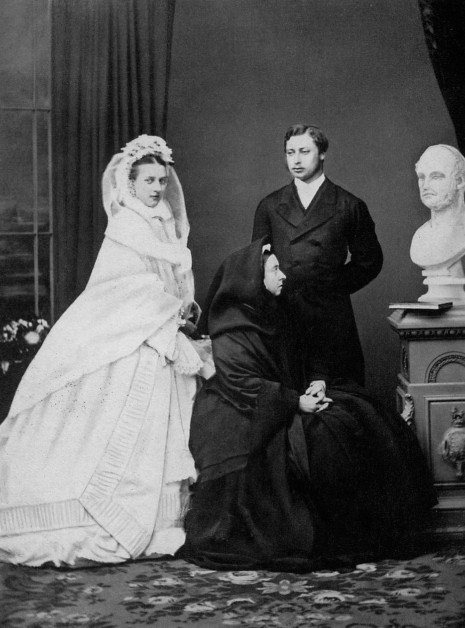 Koningin Victoria met de prins en prinses van Wales op de dag van hun huwelijk, 1863 1964 door Unbekannt
