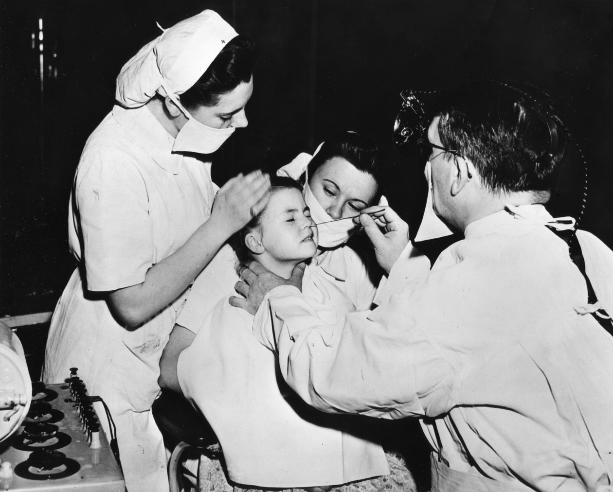 Radiumbehandeling om een neusinfectie te genezen, Frankrijk, c1947-1951 door Unbekannt