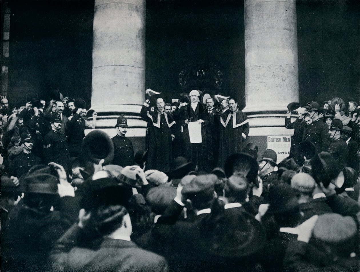 Het voorlezen van de Oorlogsverklaring tegen Turkije vanaf de Royal Exchange, Londen, 1914 door Unbekannt