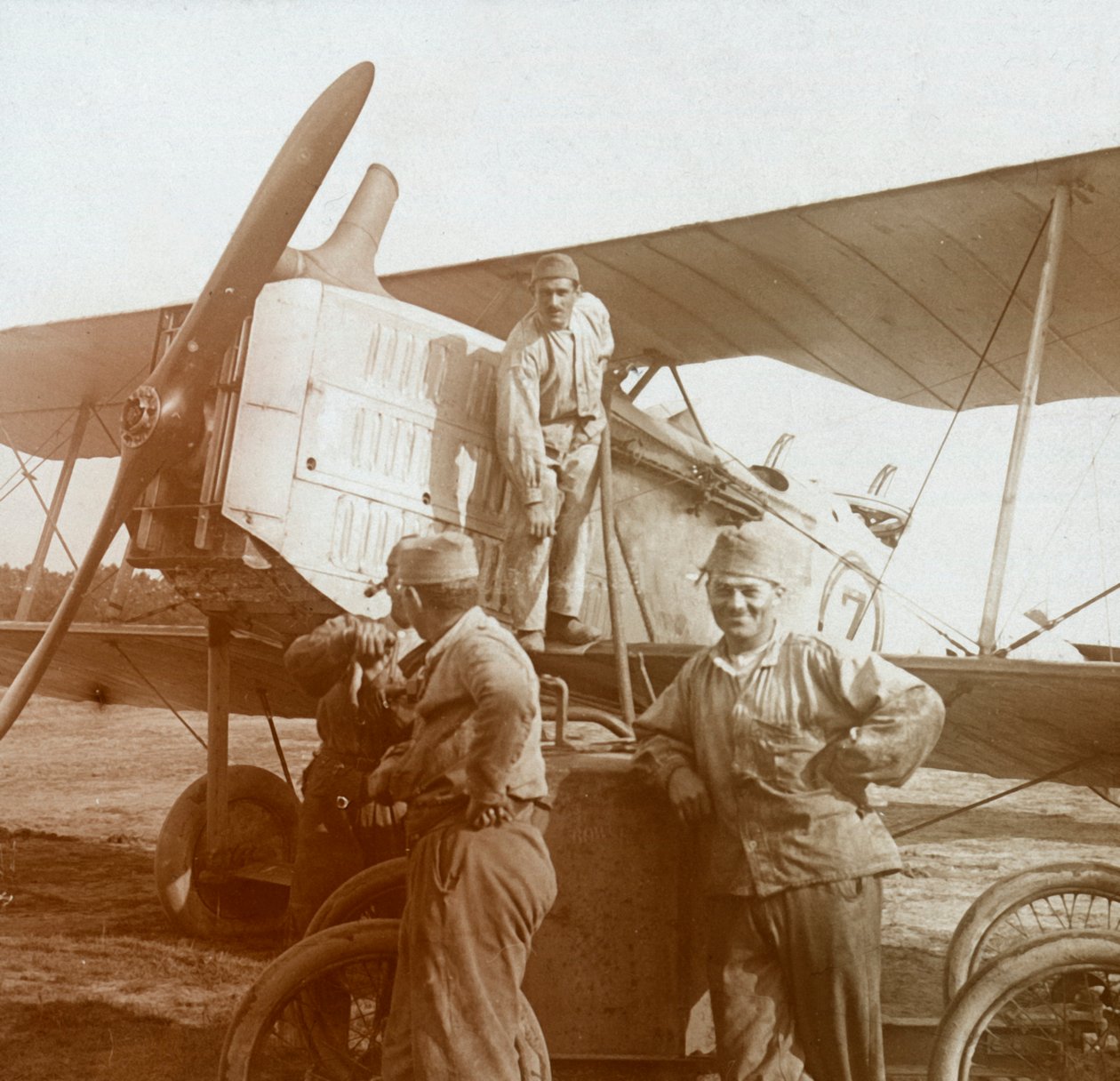 Bijtanken van een dubbeldekker, ca. 1914-1918 door Unbekannt