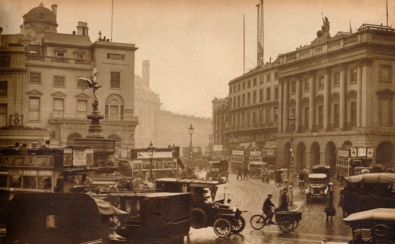 Regent Street, Londen, Engeland, gezien vanaf Piccadilly Circus, 1923-1938 door Unbekannt