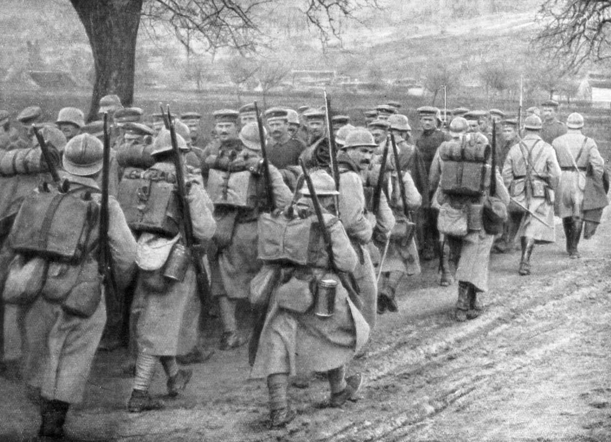 Franse infanterie passeert een rij gevangenen, Plessis-de-Roye, Picardië, Frankrijk door Unbekannt