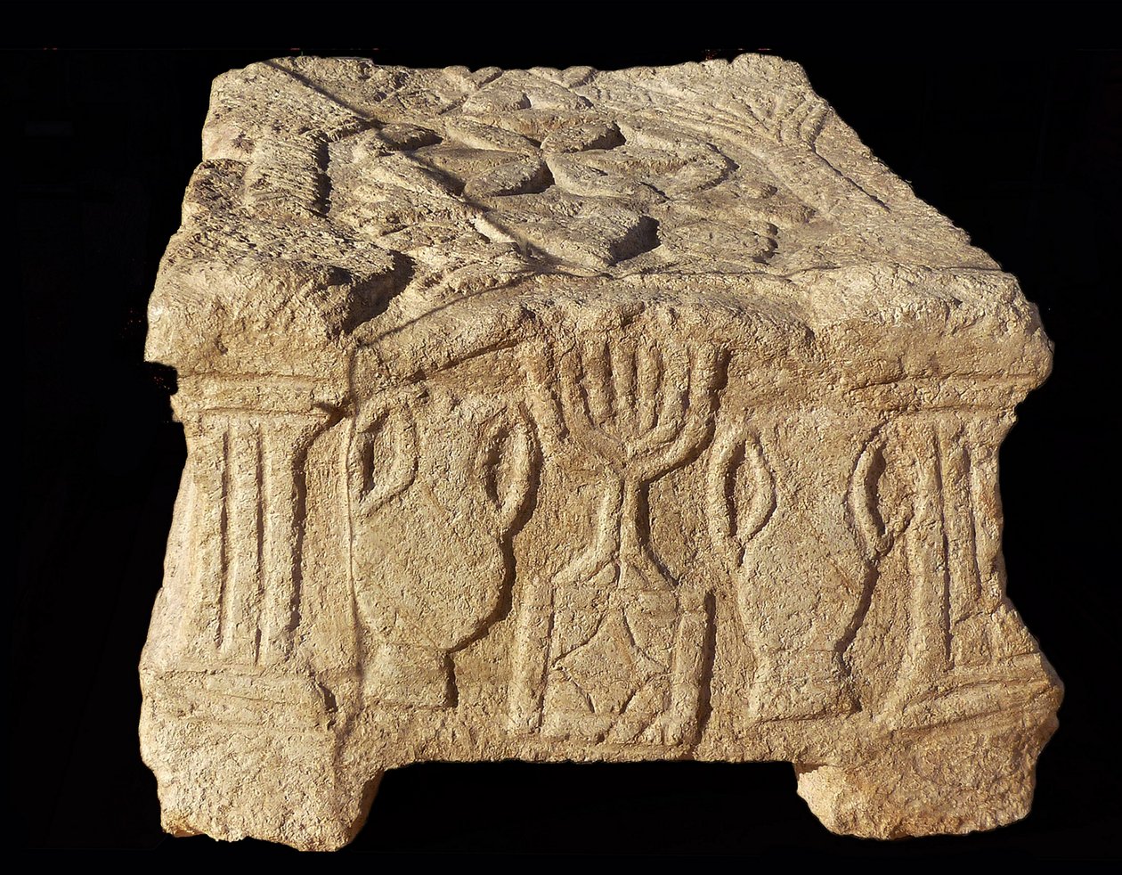 Reliëf met een Zevenarmige Menorah, Magdala Synagoge (steen) door Unbekannt