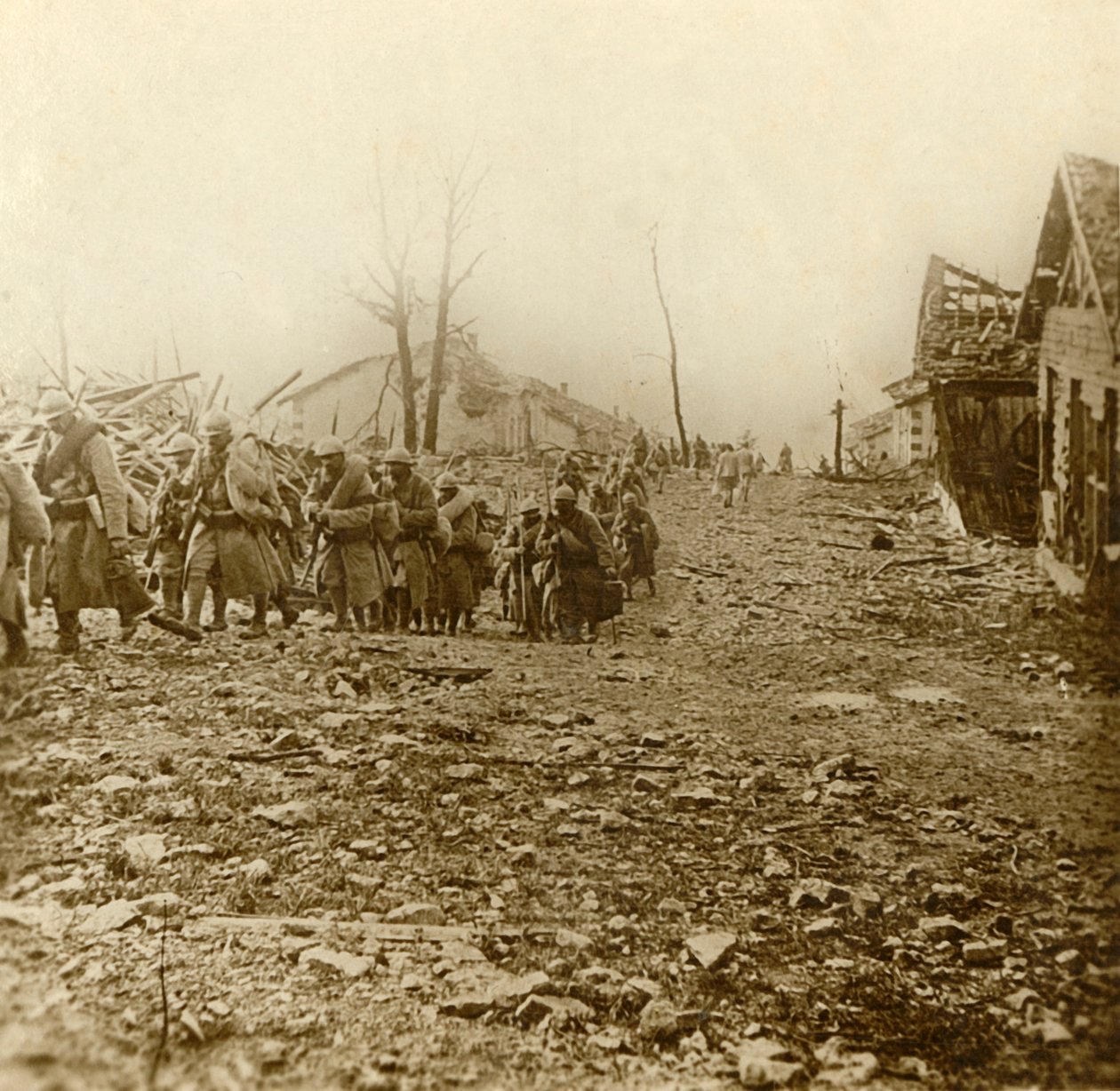 Relief infanterie bij de aanval op Douaumont, Noord-Frankrijk door Unbekannt
