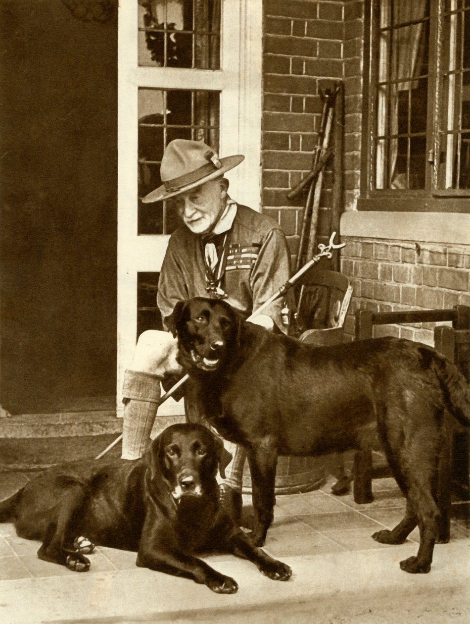 Robert Baden-Powell thuis met zijn honden, ca. 1929, 1935 door Unbekannt