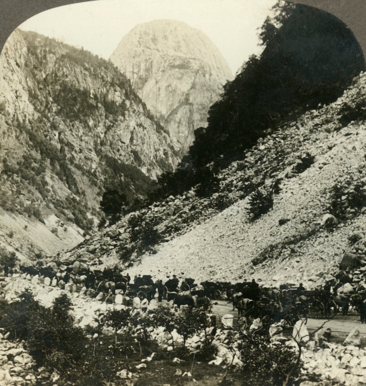 Rotsachtige Jordalsnut 3620 ft. vanaf de weg gevuld met toeristenkarren, Noorwegen, ca. 1905 door Unbekannt