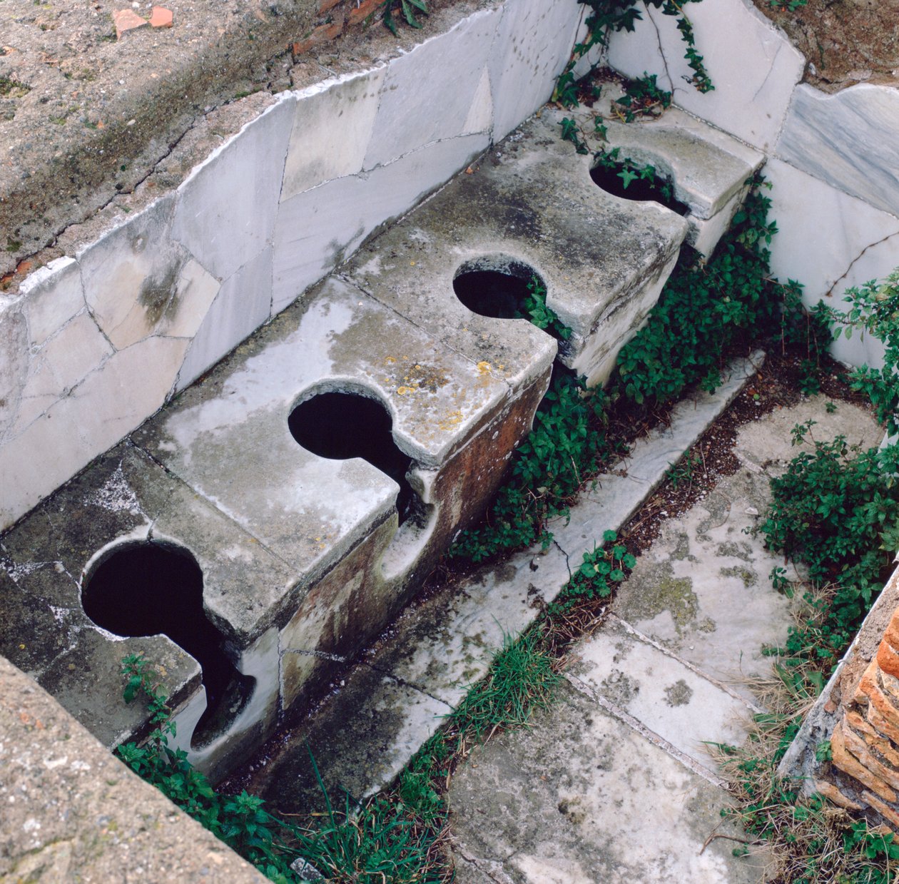 Romeins toilet, Ostia, Italië door Unbekannt
