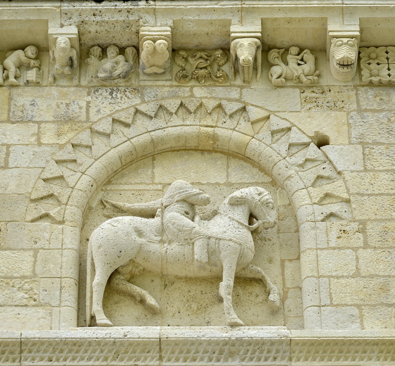 Romaans kunst: detail van de gevel die Hugues de Surgeres en Geoffroy de Vendome of keizer Constantijn de Grote afbeeldt, wiens paard de ketterij vertrapt en Christus triomfeert over het kwaad en de dood, Notre Dame de Surgeres door Unbekannt