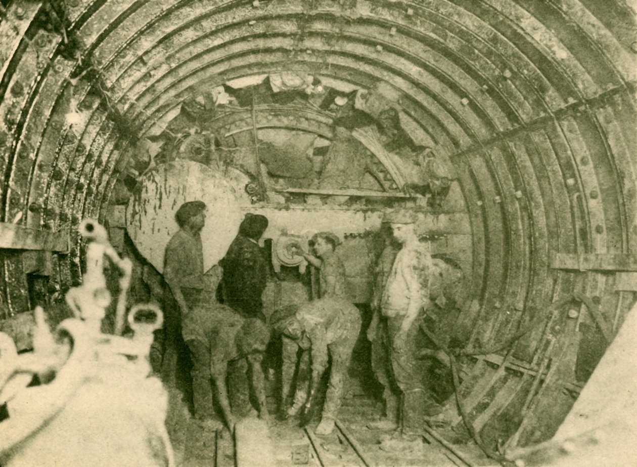 Rotary Cutter aan het Werk in de Vergrote Buis van de City en South London Railway Line, ca. 1930 door Unbekannt