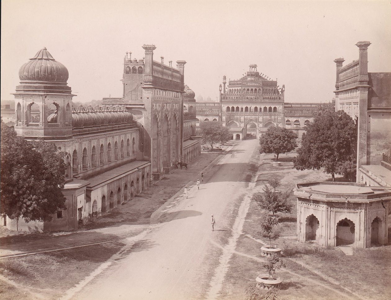Rumi Darwaza en poort van de Bara Imambara links met 