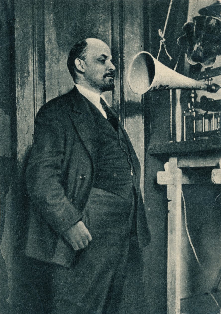 Russische Bolsjewistische leider Vladimir Lenin bij een radio-opname in het Kremlin, Moskou, Rusland, 1919 door Unbekannt