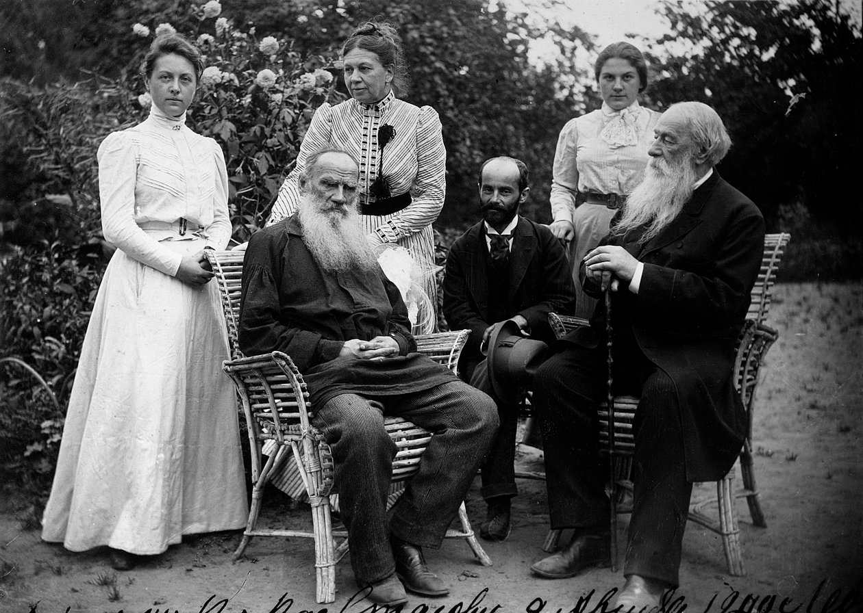 Russische auteur Leo Tolstoy met bezoekers, Yasnaya Polyana, Rusland, eind 19e of begin 20e eeuw door Unbekannt