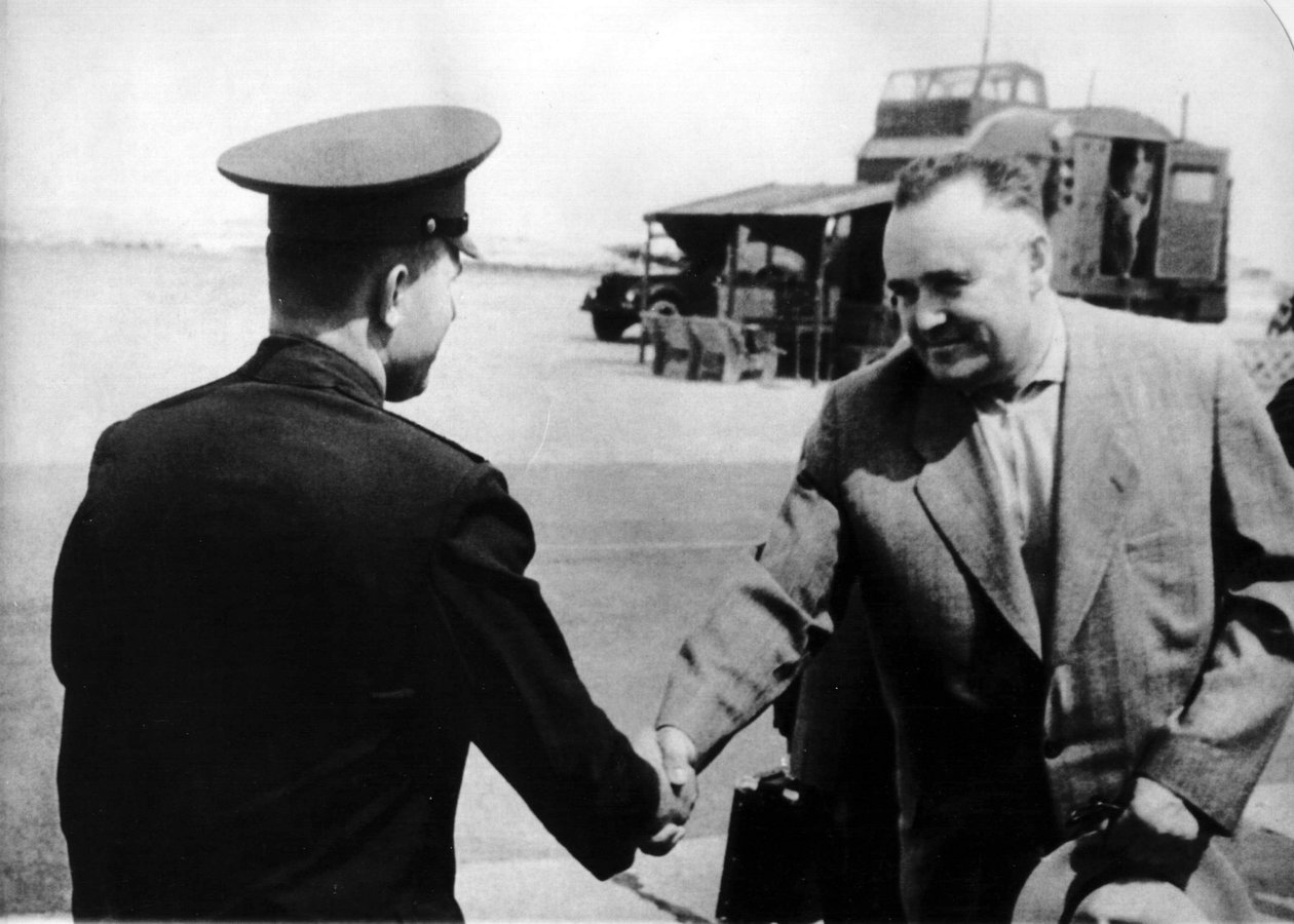 Russische kosmonaut Yuri Gagarin en raketingenieur Sergey Korolyov, 1961 door Unbekannt