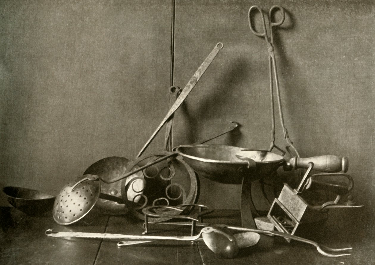 Strijkijzer, tangen, schuimspaan, vork, onderzetters en koperen hakpan, 18e eeuw, 1937 door Unbekannt