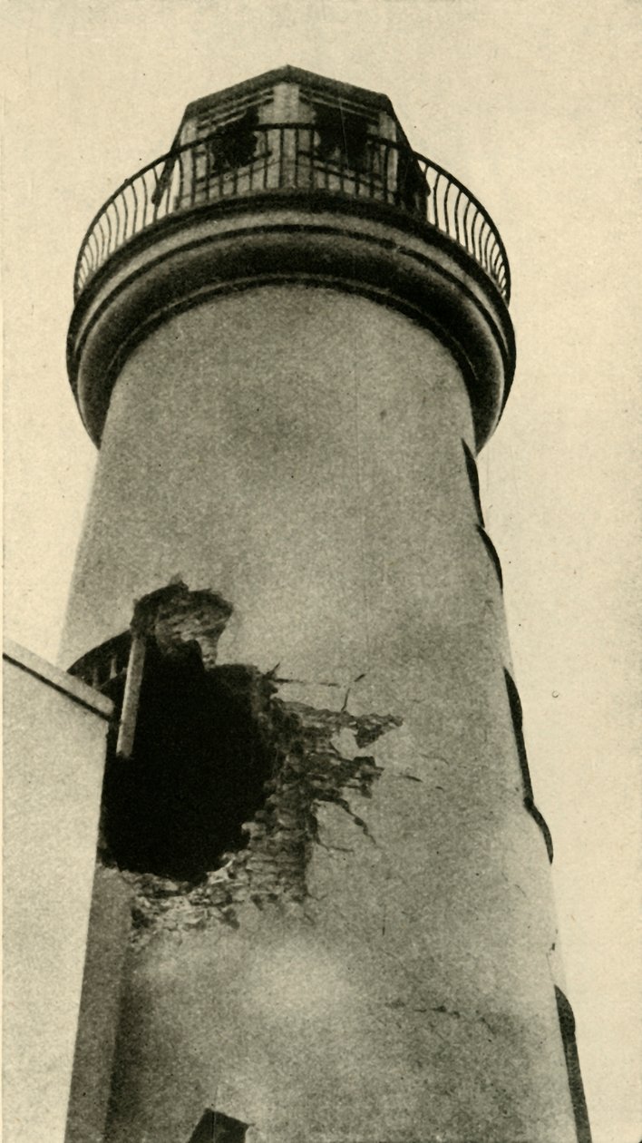 Vuurtoren van Scarborough geraakt door een Duitse bom, Eerste Wereldoorlog, december 1914, c1920 door Unbekannt