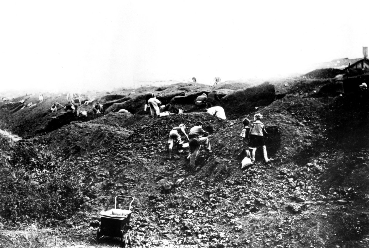 Zoeken naar brandstof, Argenteuil, door Duitsland bezet Parijs, september 1940 door Unbekannt