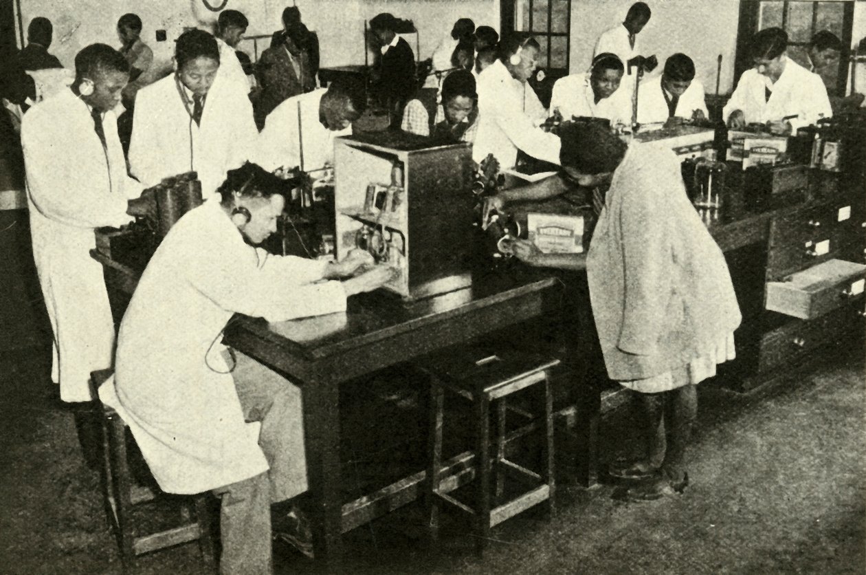 Scènes in een Inheems College - Studenten in het natuurkundelaboratorium, ca. 1948 door Unbekannt