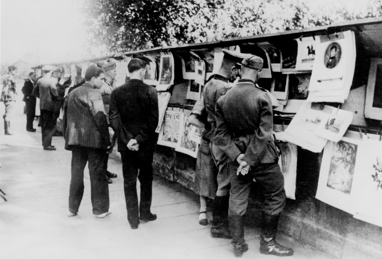 Tweedehands boeken- en prentenstalletjes aan de oever van de Seine, door Duitsland bezet Parijs, 1940 door Unbekannt